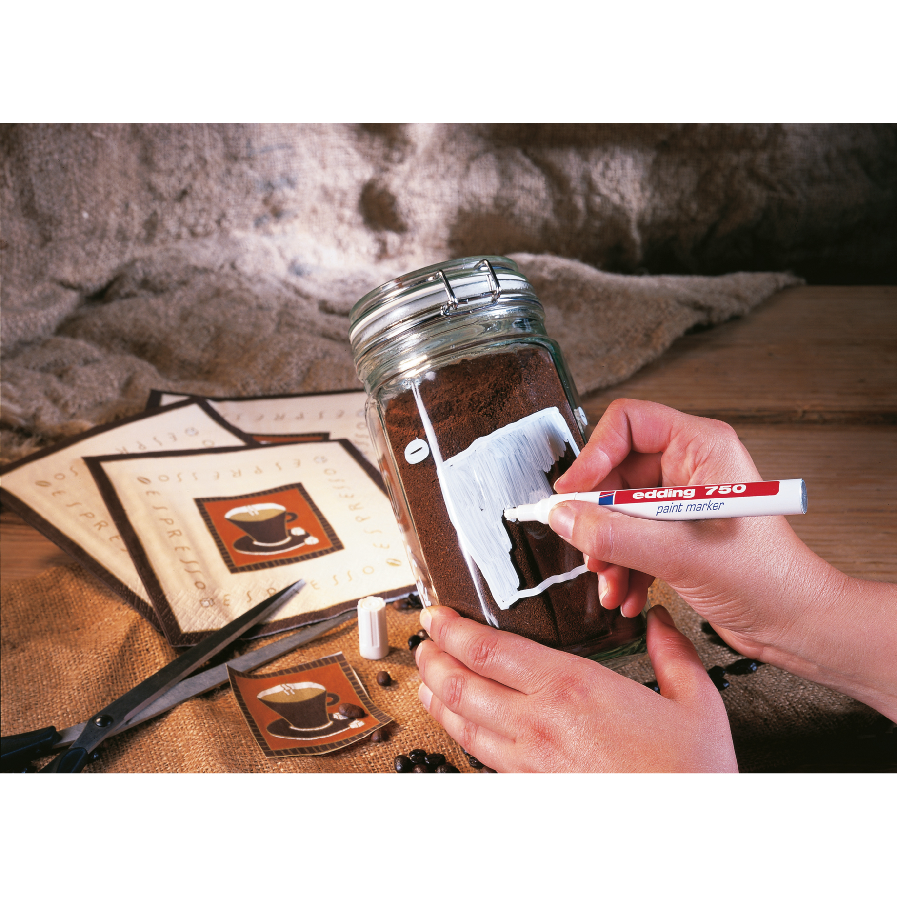 Finger, Hand, Person, Glas, Schere, glas jar, Pinselstift, weiße Farbe, Bastelprojekt, Kaffeekoops, stiftmarkierer, weißer marker, glasglas, bastelprojekt, kauf t cup kunst, glasgefäss, weißer marker, farbe, basteln, kaffeetassenuntersetzer