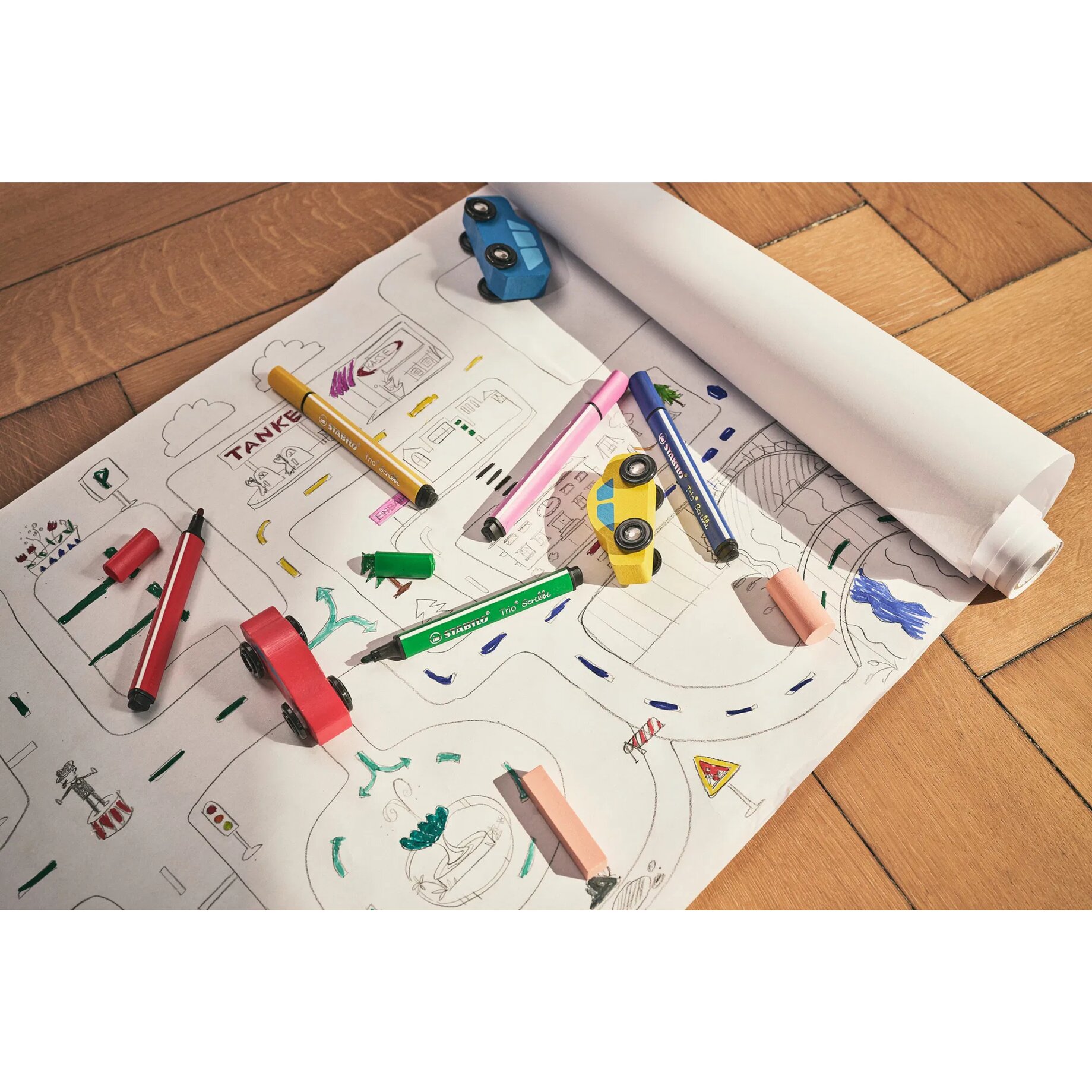 Zeichnung, Buntstifte, Rollenpapier, Spielzeugautos, Straßenkarte