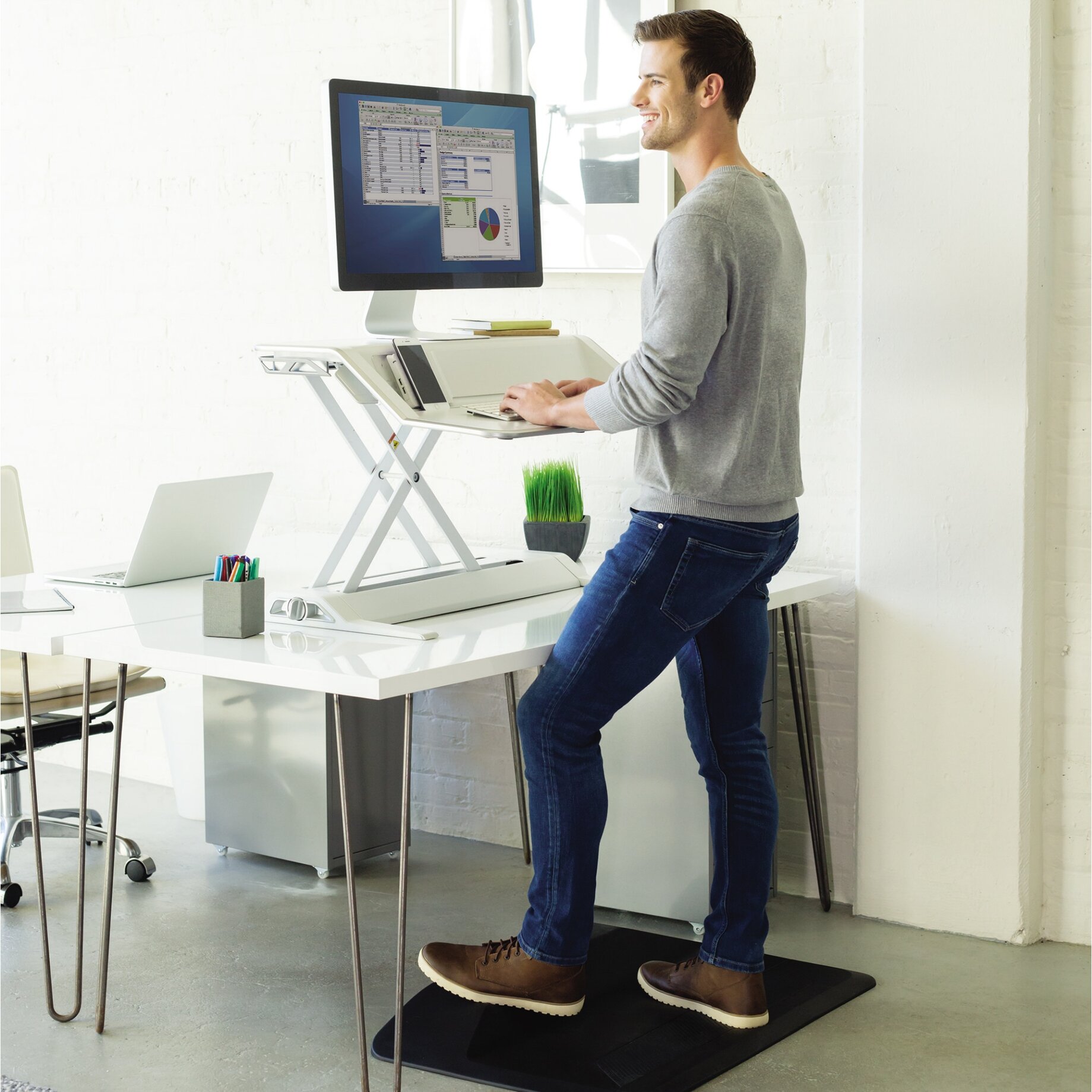 Schreibtisch, Mobiliar, Tabelle, Stehender Schreibtisch, Person