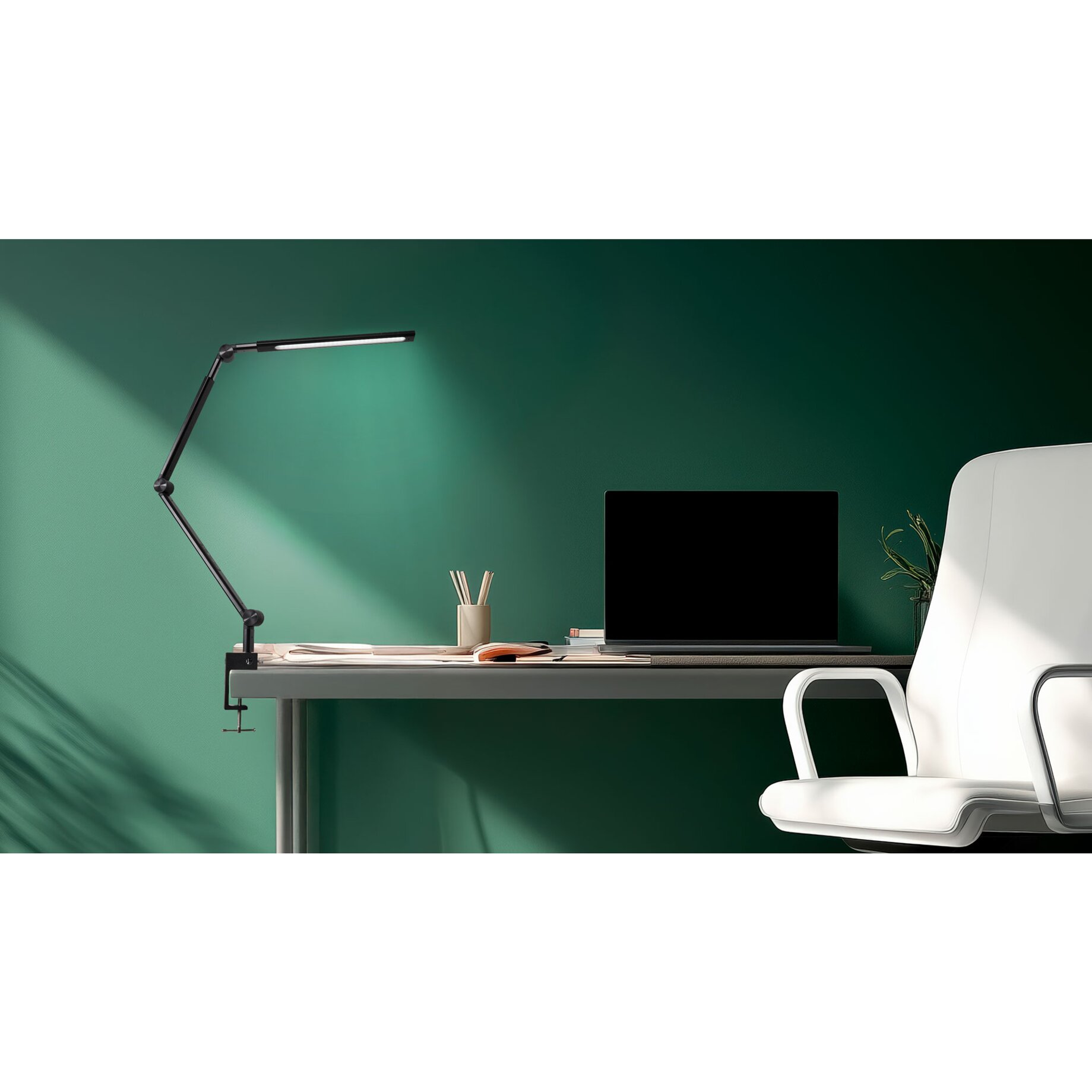 schreibtisch, Laptop, Tischlampe, Büro, weißer Stuhl, Schreibtisch, Arbeitsplatz, Laptop, grüner Wand, weißer Stuhl