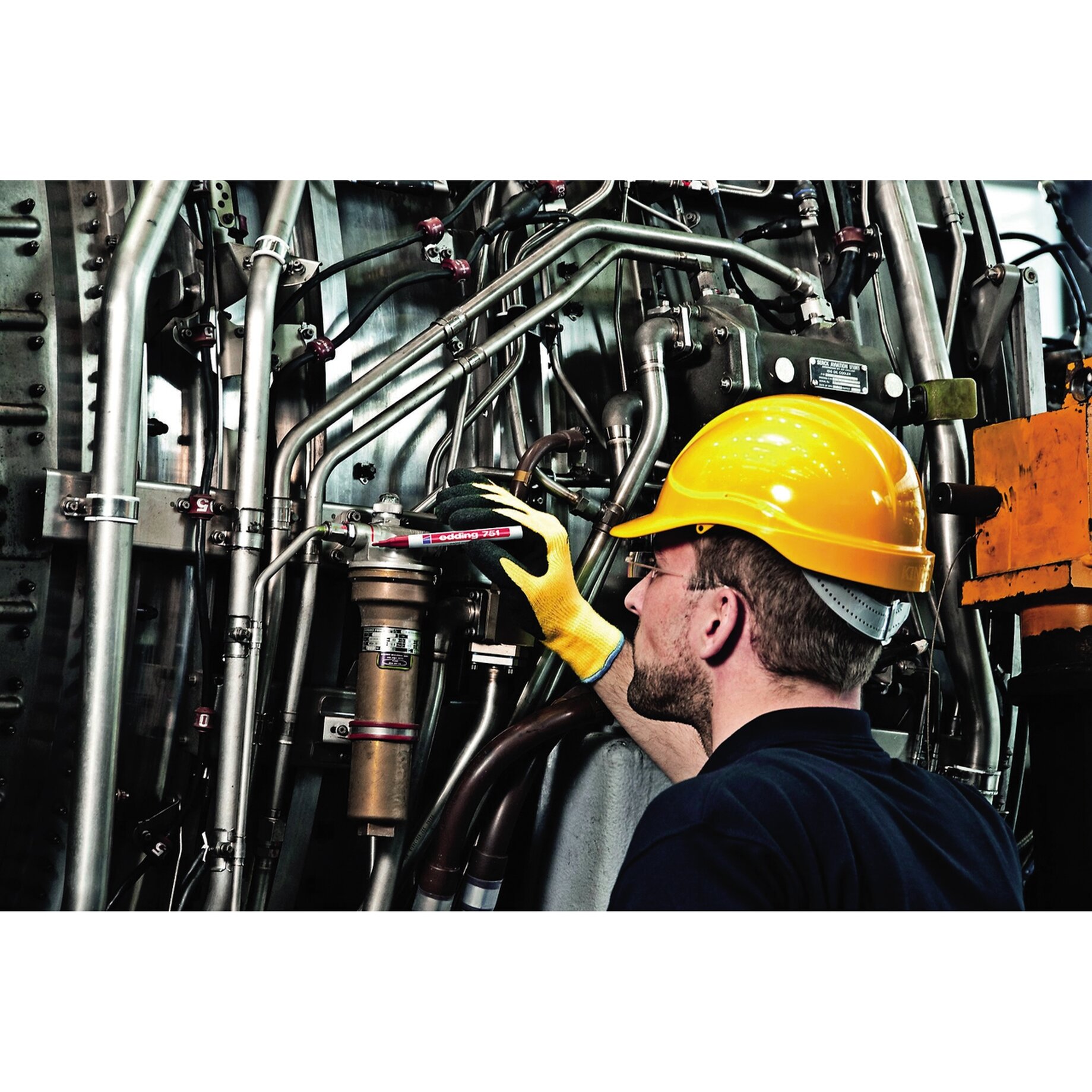Schutzhelm, Helm, Person, Arbeiter, Handschuh, Konstruktion, Industrie, Arbeiter, Helm, Handschuhe, Arbeiter, Schutzhut, Schweißtiegel, Rohrleitungen, Industrie, Arbeitshelm, Sicherheitsausrüstung, Schweißen, Metallrohre, Handwerk