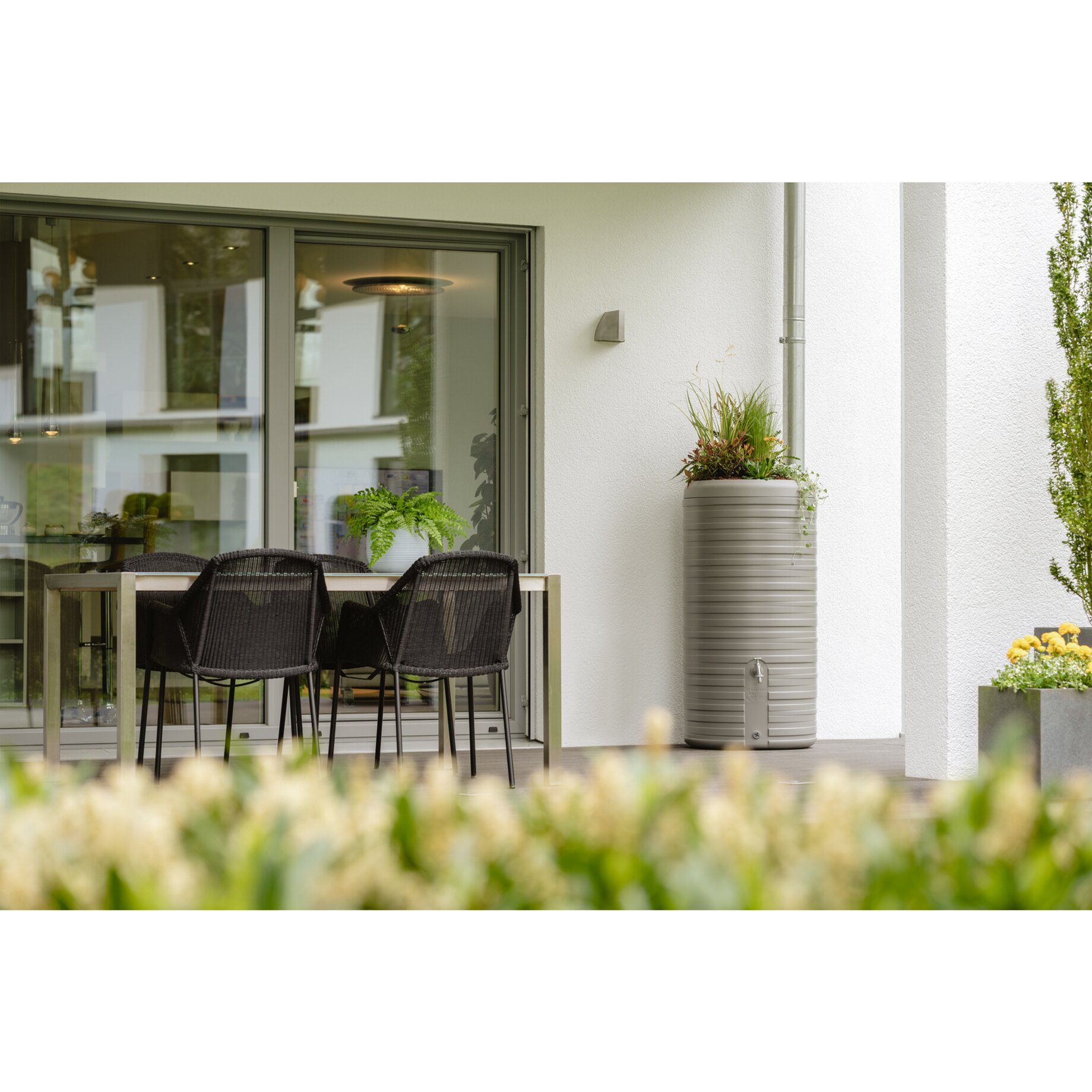 outdoor Patio, Tisch, Stühle, Blumenkübel, modernes Zuhause