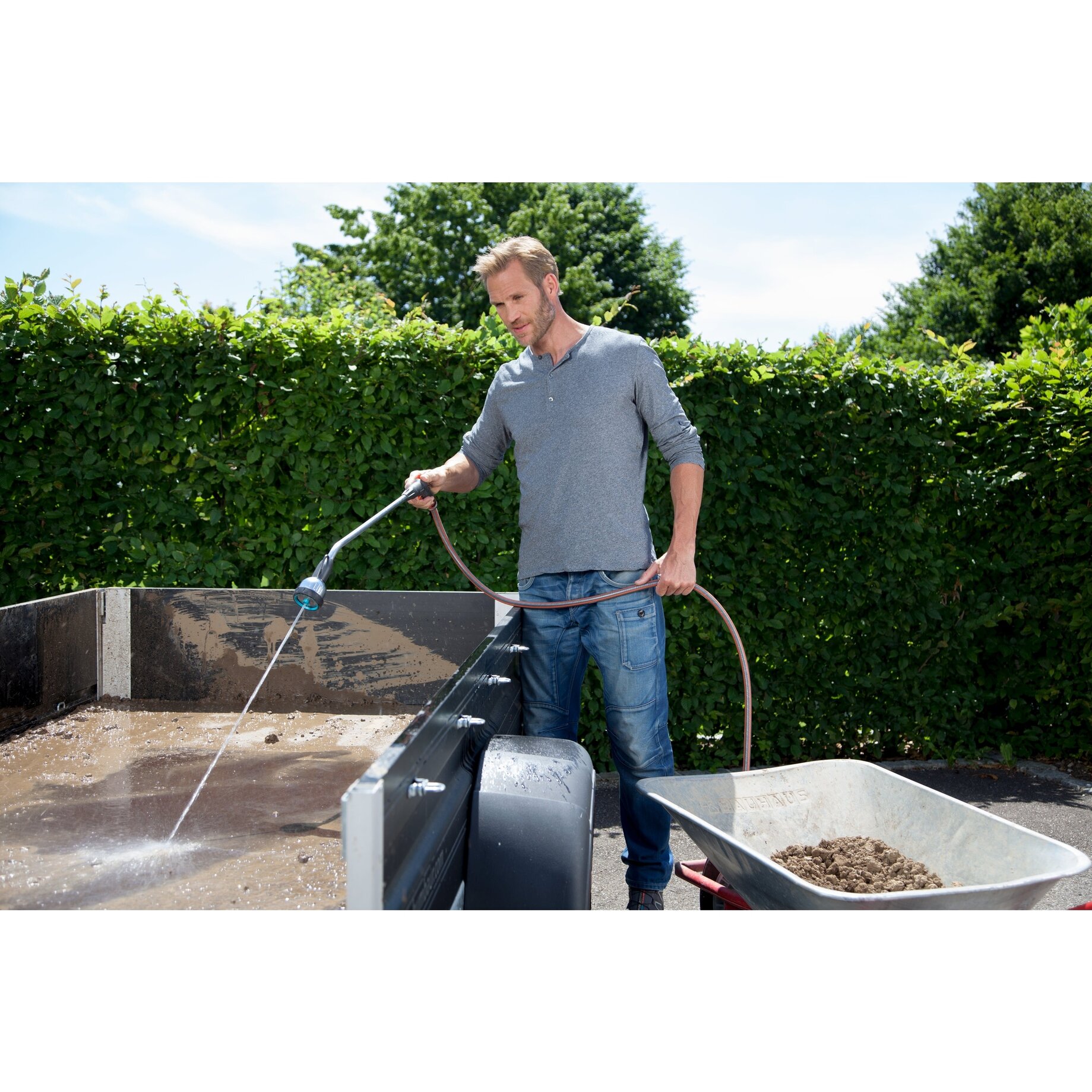 Druckwassersystem, Gartenarbeit, Schlauch, Schaufel, Erde