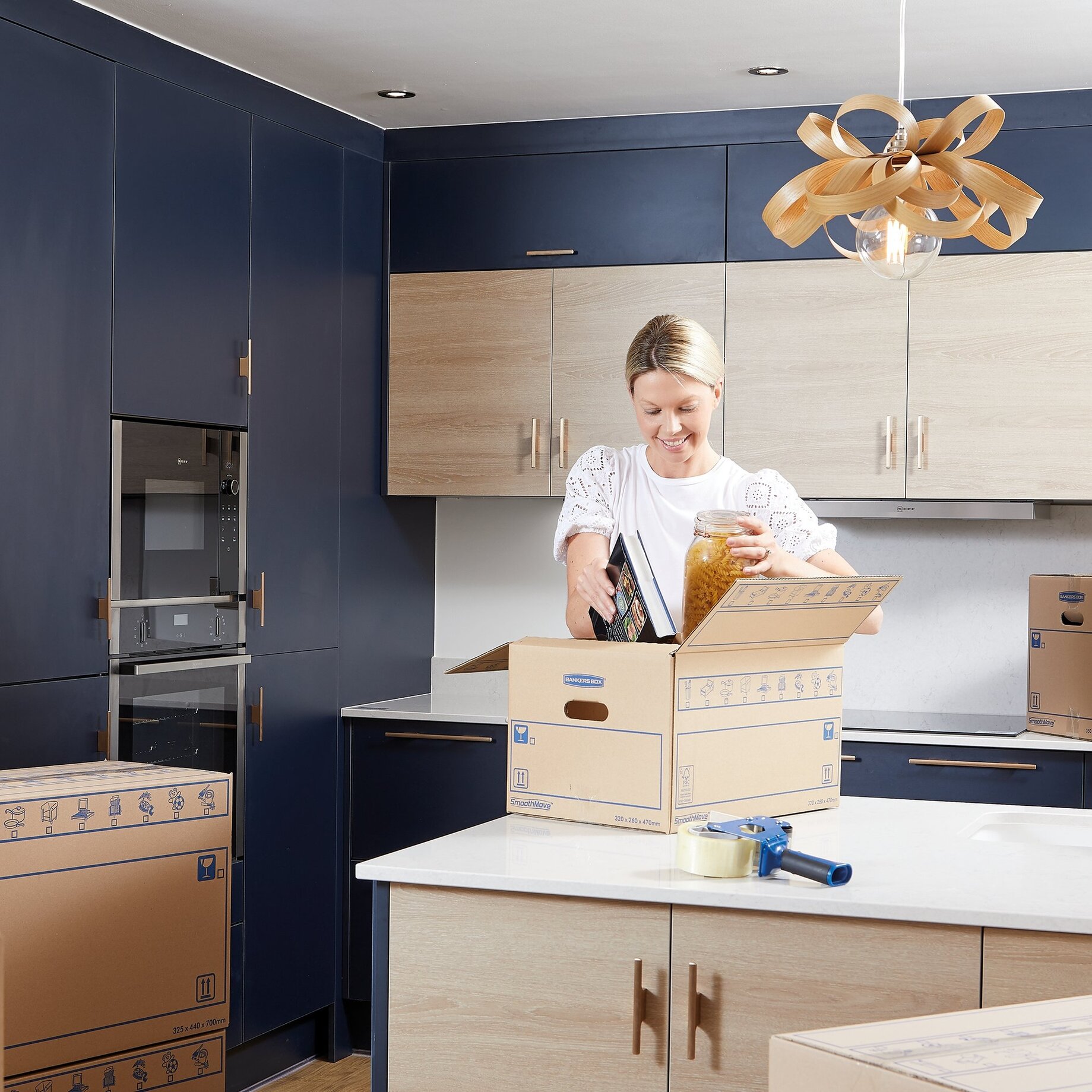 Drinnen, Innenarchitektur, Kiste, Person, Lampe