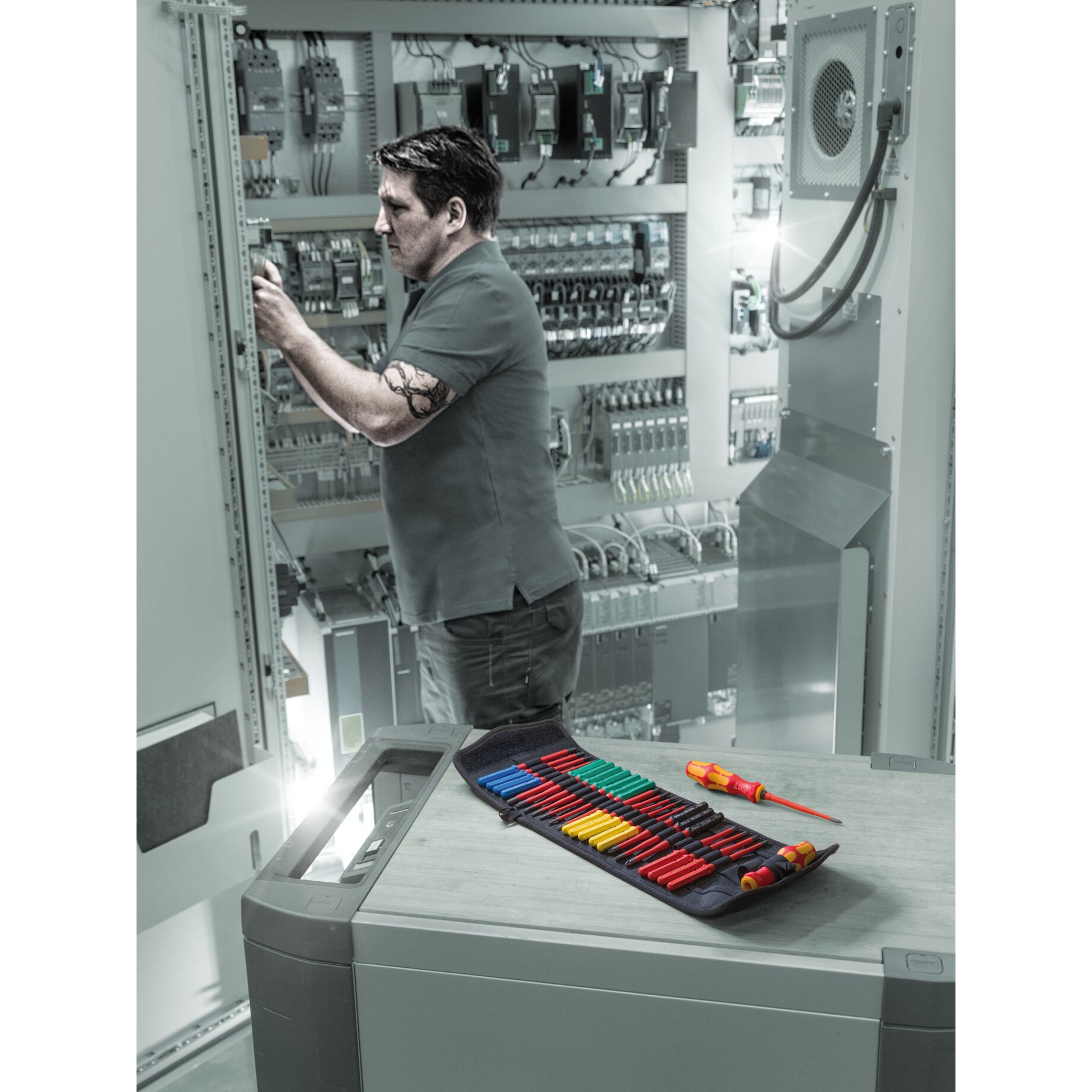 Elektriker, Serverraum, Werkzeugset, Schraubendreher, Kabelanschluss, Serverraum, Elektronik, Werkzeugset, Schraubendreher, Montage