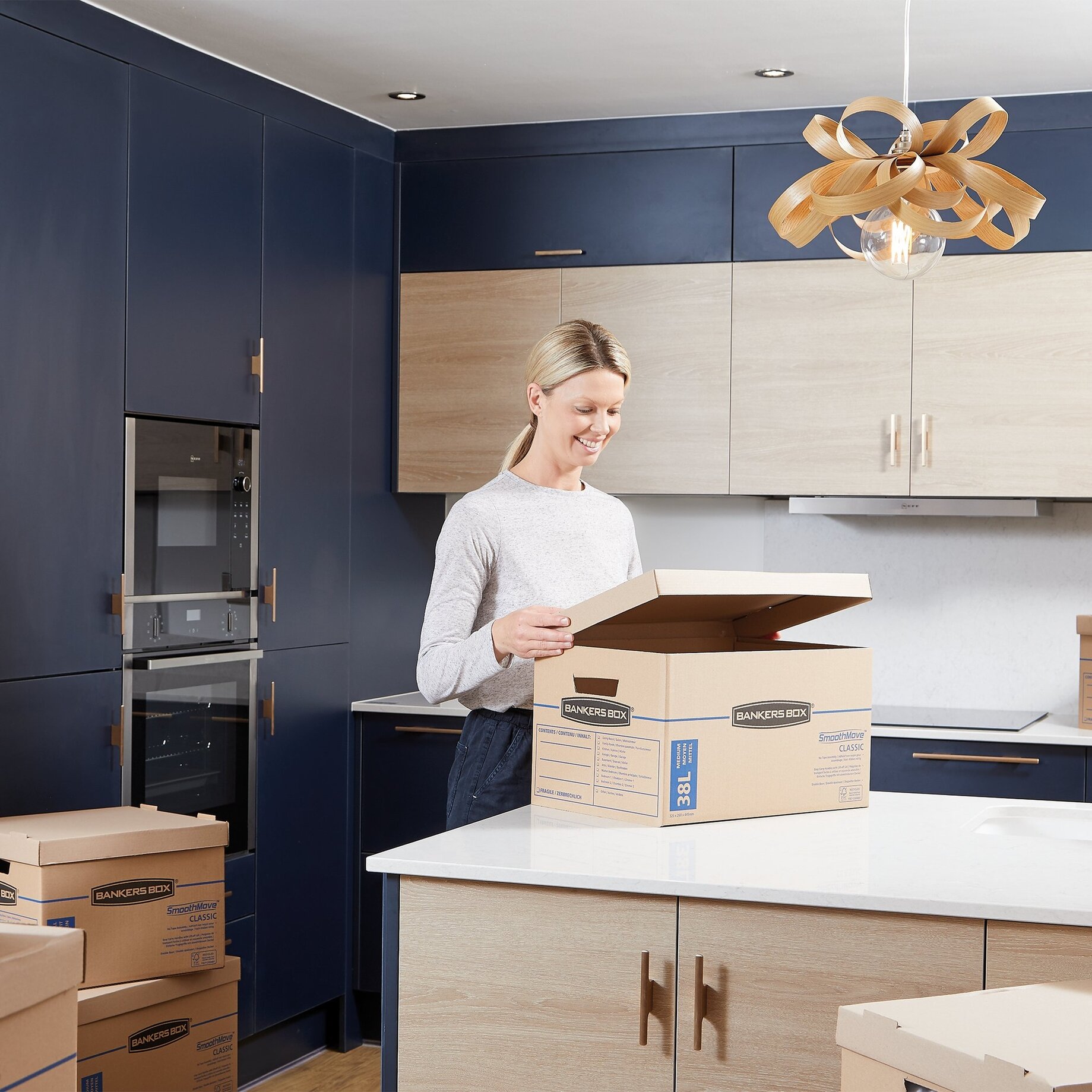 Kiste, Innenarchitektur, Erwachsener, Person, Frau