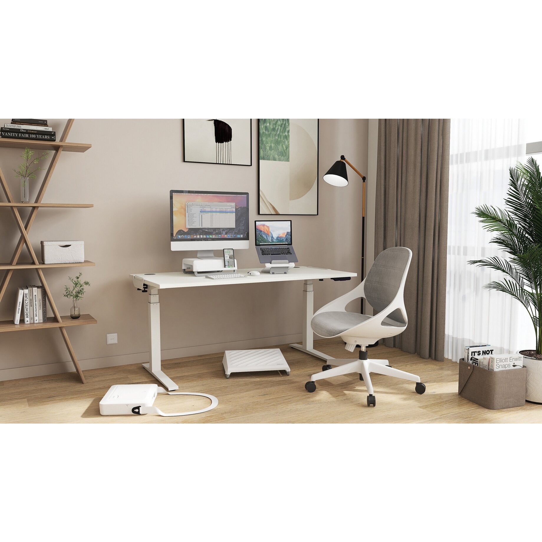 Homeoffice, Schreibtisch, Computermonitor, ergonomischerStuhl, Laptopständer