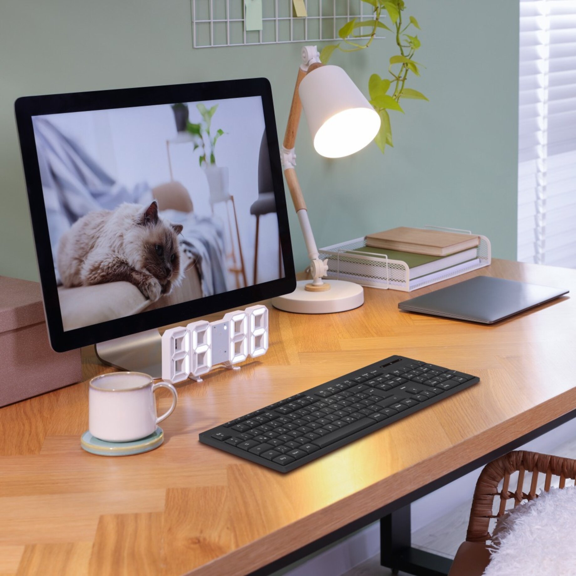 Bildschirm, Computerbildschirm, Tischsetup, Kaffeebecher, Tischlampe